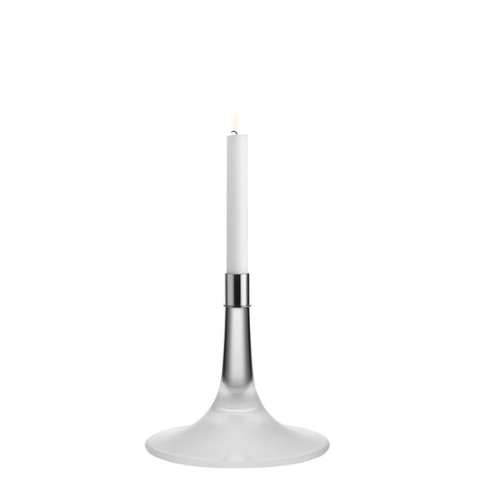Cirrus Candlestick, Medium by Orrefors a lit white candle.