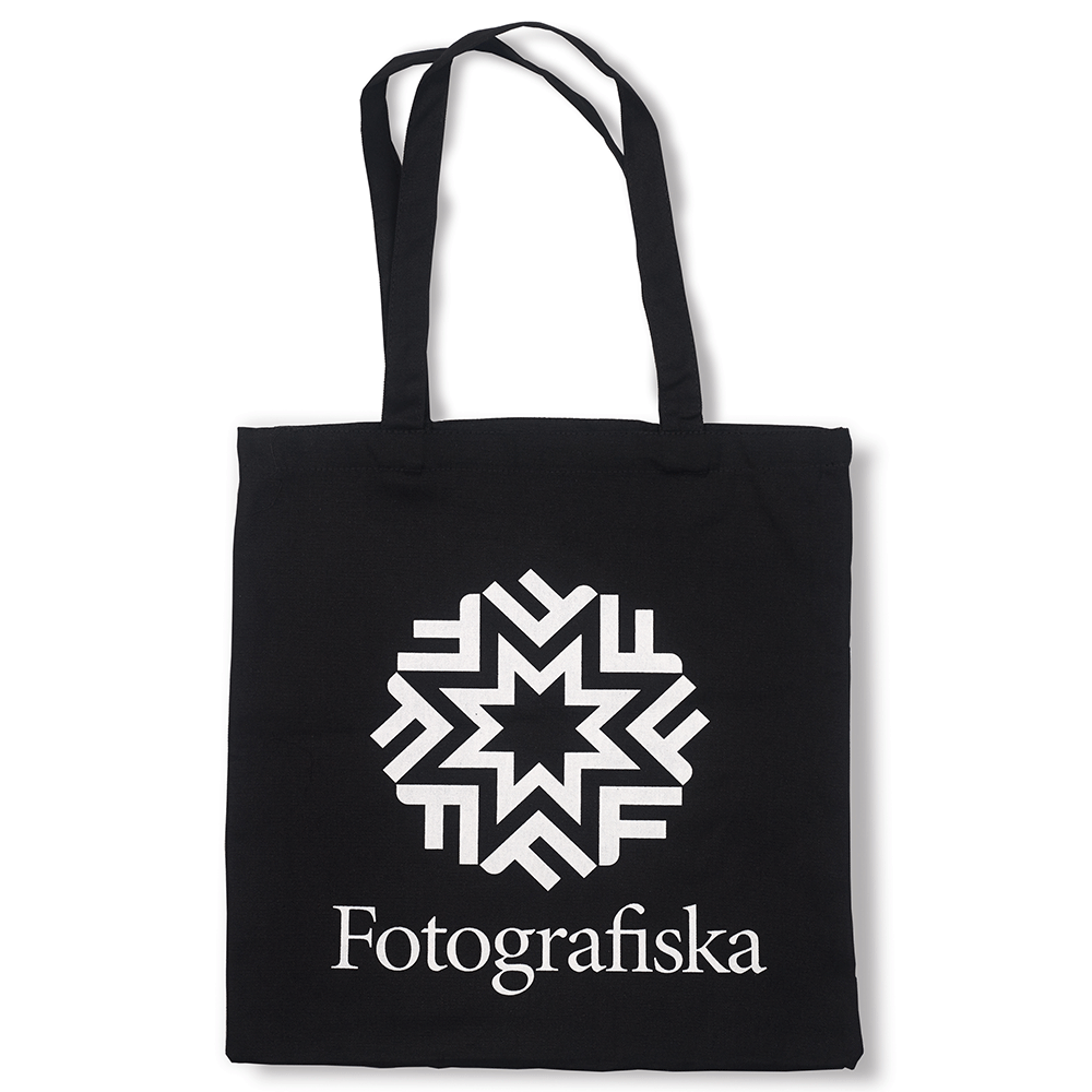 Black tote bag with white Fotografiska logo.